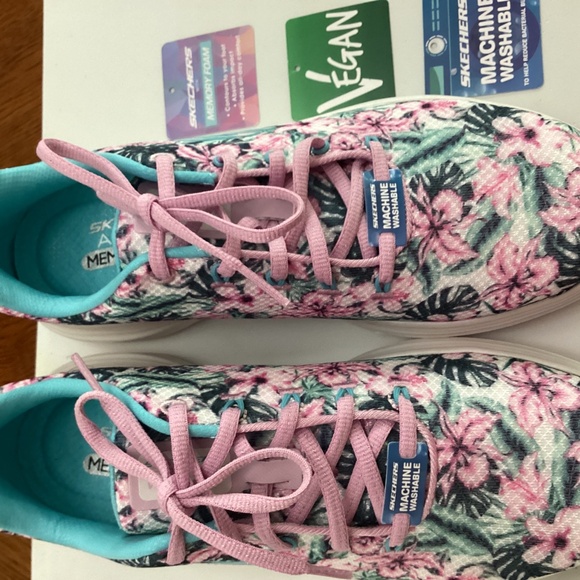 Skechers multi floral sneaker size 8, brand new - Picture 2 of 3